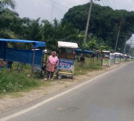 Tebing Tinggi, Kota Lemang  Ditandai Para Pedagang Di Jalinsum