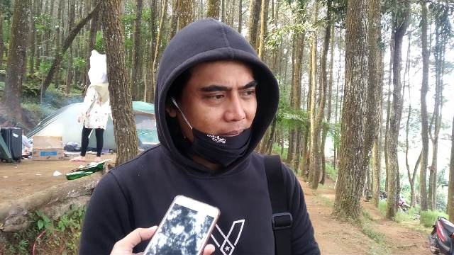 Charlie Van Houten Berlibur Di Gunung Ciremai