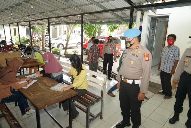 Cegah Covid 19 Polres Metro Bekasi Periksa Warga Sebelum Masuk Mako Polres