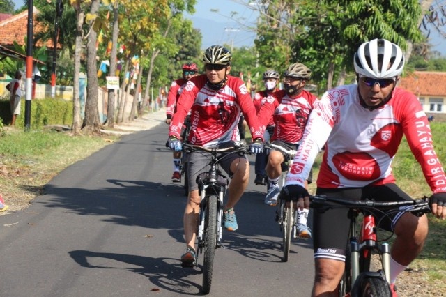 Sembari Gowes Kapolres Bagi-Bagi Hadiah