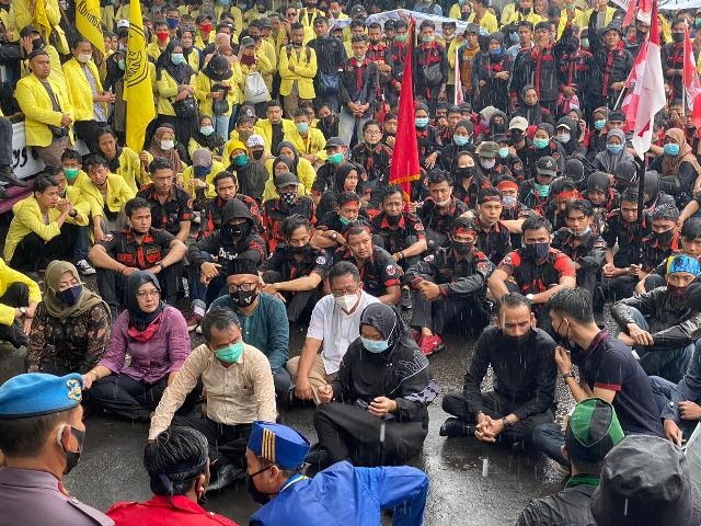 Basah kuyup Tampung Aspirasi Pendemo