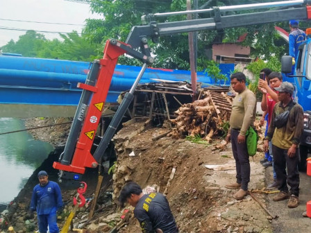 Walikota Jaktim Tinjau Penanganan Longsor Kali Sunter di Cipinang