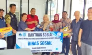 Sudinsos Jaktim Berikan Bantuan Penyintas Kebakaran Kayu Putih