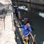 Perbaikan Turap Saluran Penghubung Warung Jengkol Rampung Pekan Depan