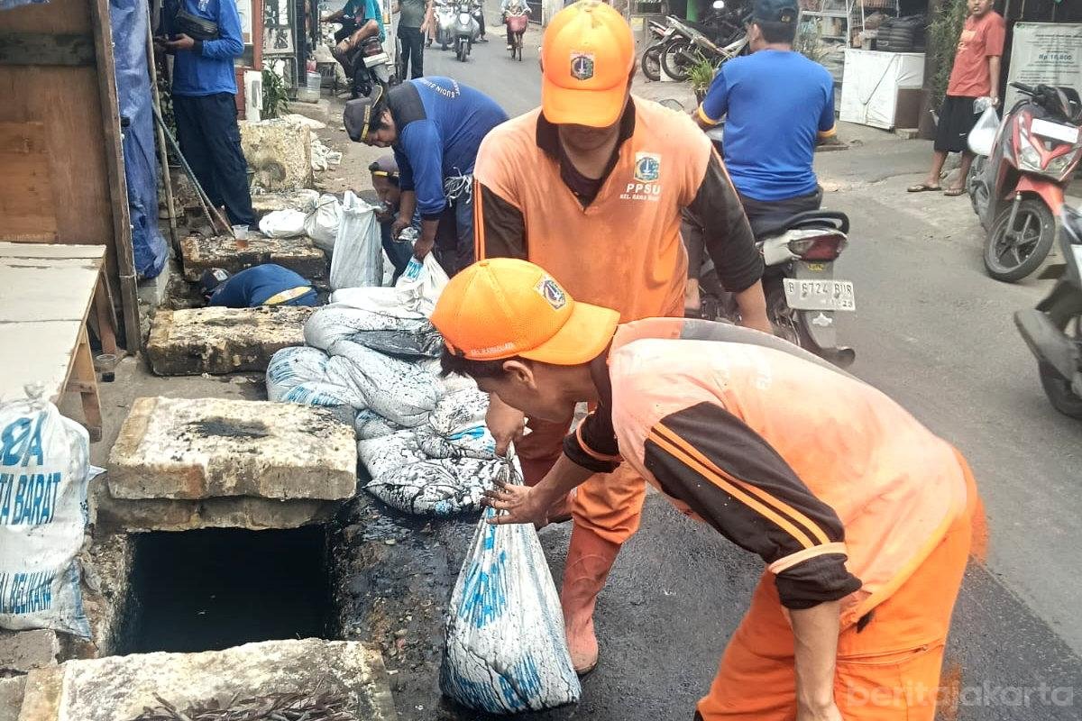 Pengurasan Saluran Jalan Bojong Raya Ditargetkan Rampung Pekan Depan
