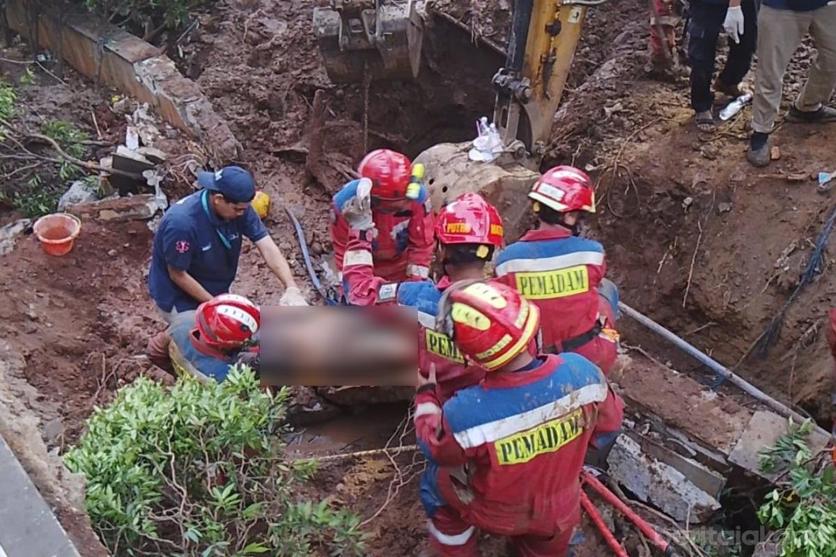 Gulkarmat Jaktim Evakuasi Korban Longsor Turap di Jalan DI Panjaitan